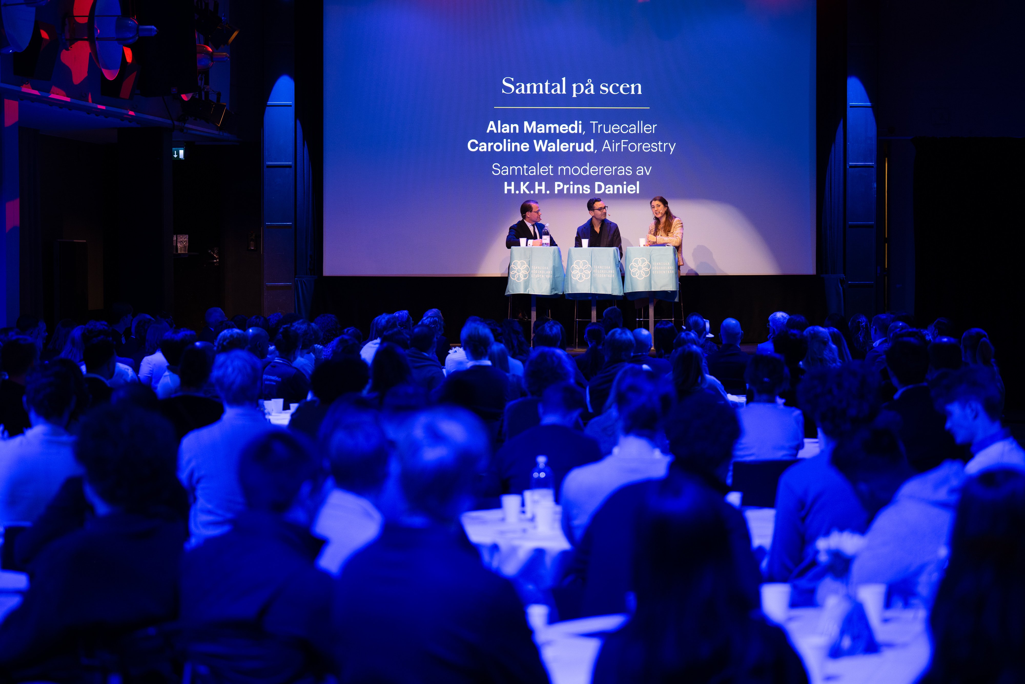 publik sittande framför samtal på scen