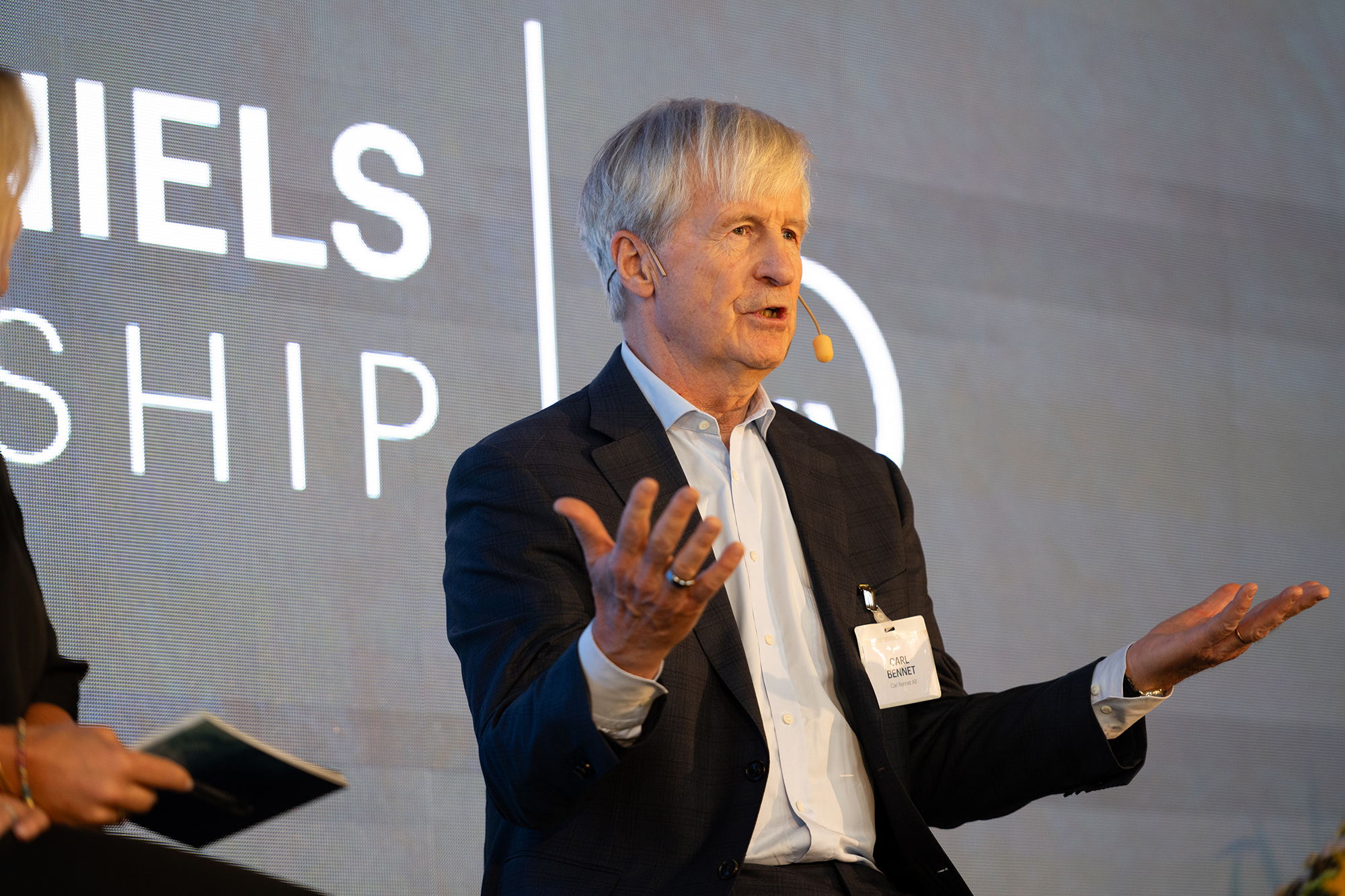 På scen med utsträckta händer