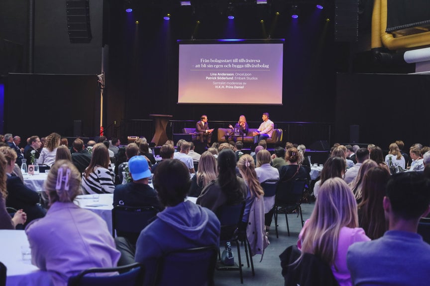 panel p&aring; scen framf&ouml;r sittande publik