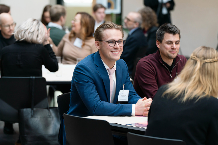 Leende person i samtal