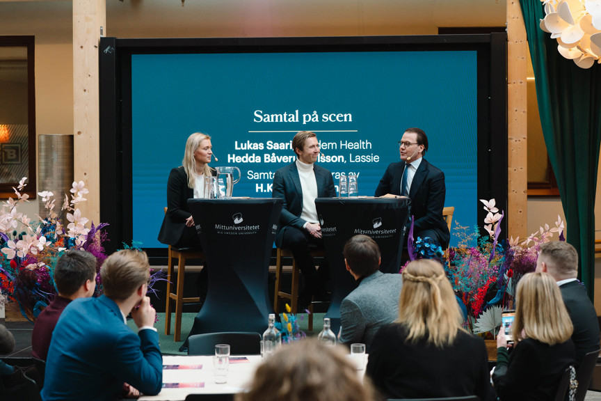 publik och panel p&aring; scen