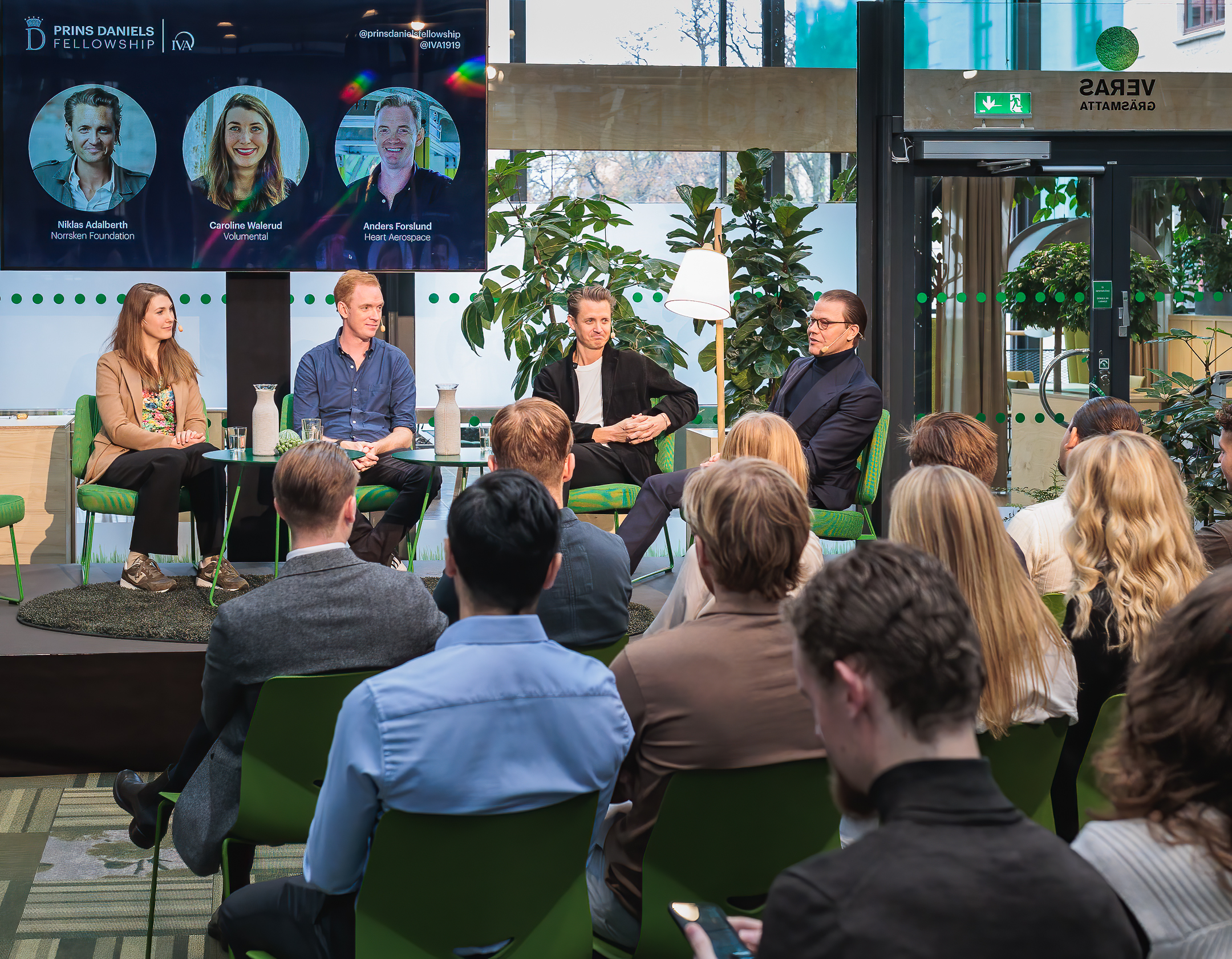 åhörare och talare på scen