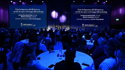 rundabord och scen i blått ljus