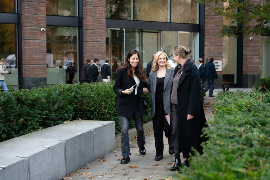 personer utomhus går och pratar