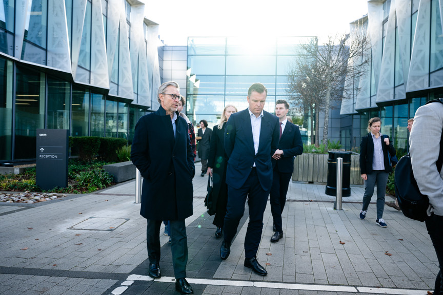 personer utanför byggnad med glasfasad