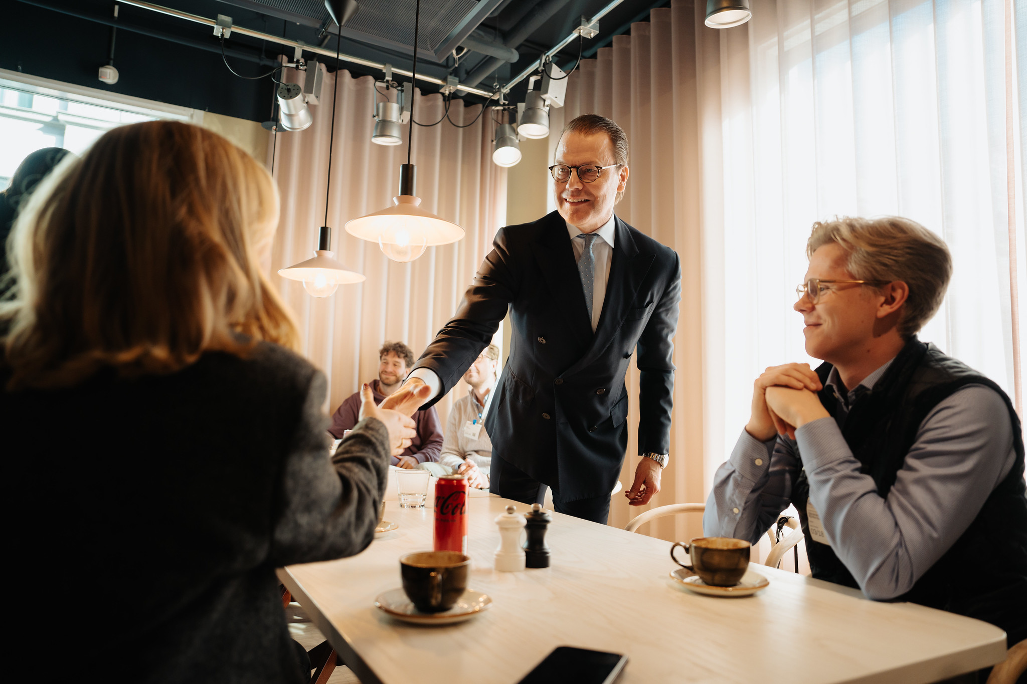 Prins Daniel tar person i hand